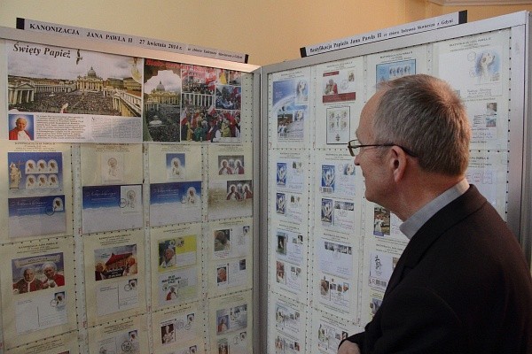 Święty na pocztowych znaczkach świata