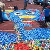 Uczniowie stworzyli mozaikę z palstikowych korków