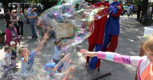 Przybij "piątkę" szczudlarzowi