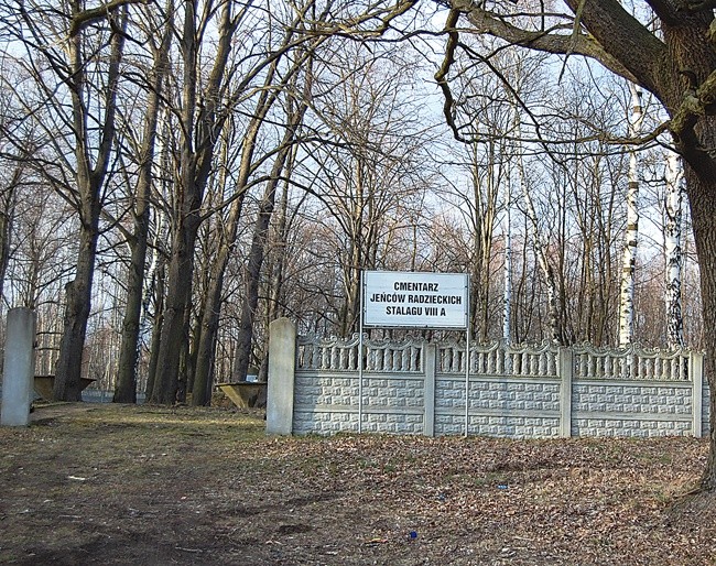 Za terenem stalagu VIII A w Koźlicach k. Zgorzelca znajduje się cmentarz jeńców radzieckich. Obecnie coraz częściej odwiedzany przez potomków więzionych tu jeńców