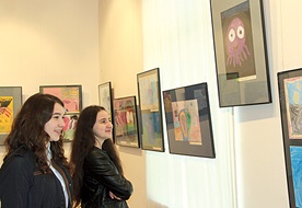  Ilustracje do bajki L. Kołakowskiego „Ośmiornica” można oglądać  w Resursie Obywatelskiej. Z prawej nagrodzona praca