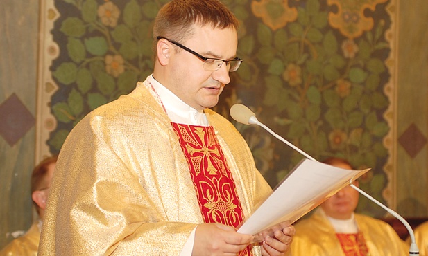 Ks. prał. Marek Jarosz w czasie święceń kapłańskich przedstawia biskupowi kandydatów do kapłaństwa. To on wypowiada uroczystą formułę: „Święta Matka Kościół prosi, abyś tych naszych braci wyświęcił na prezbiterów”