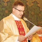 Ks. prał. Marek Jarosz w czasie święceń kapłańskich przedstawia biskupowi kandydatów do kapłaństwa. To on wypowiada uroczystą formułę: „Święta Matka Kościół prosi, abyś tych naszych braci wyświęcił na prezbiterów”