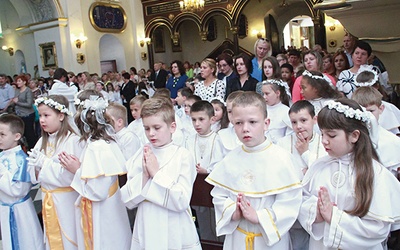  Dzieci uczestniczące w Mszy św. w sanktuarium