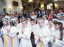  Dzieci uczestniczące w Mszy św. w sanktuarium