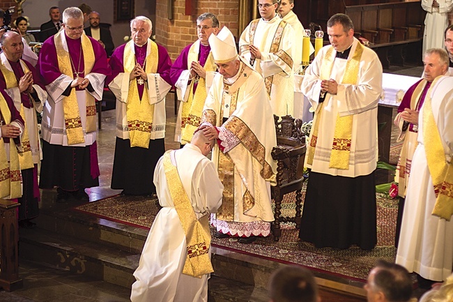 Metropolita warmiński udzielił święceń prezbiteratu 5 diakonom