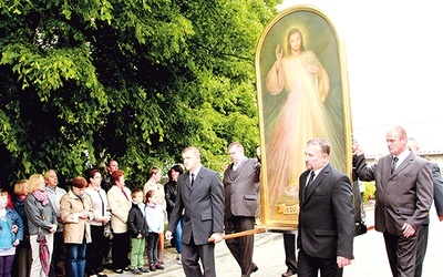  Procesja do kościoła w Zawadzie 