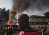29.05.2015. Burundi, Bużumbura. Burundyjski chłopak obok płonących barykad podczas antyrządowej demonstracji przeciwko prezydentowi. Pierre Nkurunziza kandyduje po raz trzeci w wyborach na ten urząd, co budzi zastrzeżenia opozycji.