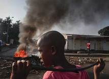 29.05.2015. Burundi, Bużumbura. Burundyjski chłopak obok płonących barykad podczas antyrządowej demonstracji przeciwko prezydentowi. Pierre Nkurunziza kandyduje po raz trzeci w wyborach na ten urząd, co budzi zastrzeżenia opozycji.