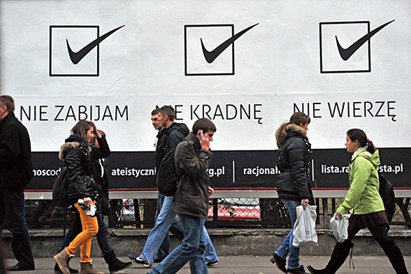 Ateistyczne billboardy na ulicy w Krakowie
