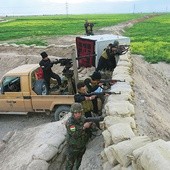 Peszmergowie na linii frontu między Kurdystanem  a terenem kontrolowanym przez tzw.  Państwo Islamskie