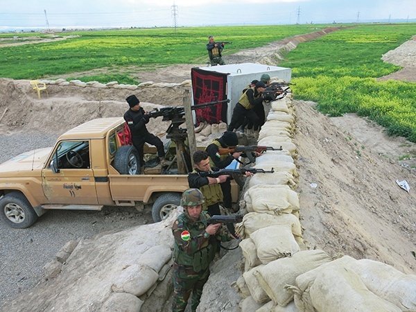 Peszmergowie na linii frontu między Kurdystanem  a terenem kontrolowanym przez tzw.  Państwo Islamskie