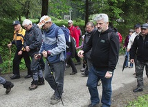  Niezależnie od pogody parafianie z Ujsoł wspólnie ruszają ze Złatnej Huty na szlak papieski dwa razy w roku 
