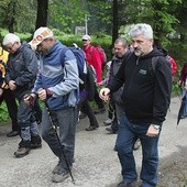  Niezależnie od pogody parafianie z Ujsoł wspólnie ruszają ze Złatnej Huty na szlak papieski dwa razy w roku 