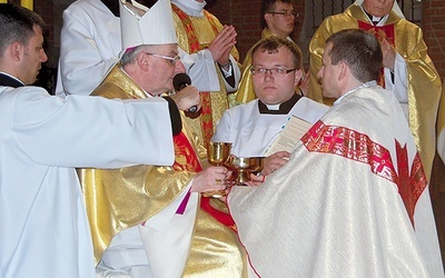  30 maja w katedrze św. Mikołaja bp Jacek Jezierski pierwszy raz udzielił święceń kapłańskich