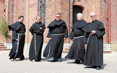 Od lewej, br. Łukasz Waszkielis OFM, o. Wiesław Przybysz OFM, o. Grzegorz Piśko OFM, o. Bartłomiej Markiewicz OFM, o. Ferdynand Zwolak OFM