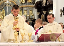 Neoprezbiterzy – ks. Łukasz Gawrzydek (po lewej) i ks. Tomasz Stępniak