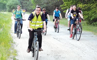  Dyrektor Przemysław Jabłoński na czele rowerowej wyprawy