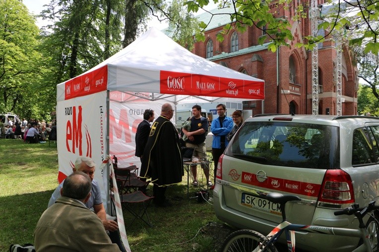 "Gość" i Radio eM w Piekarach