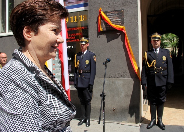 Tablica upamiętniająca ks. Twardowskiego