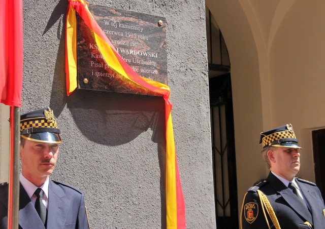 Tablica upamiętniająca ks. Twardowskiego