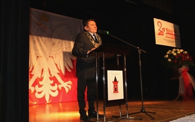Podczas uroczystej sesji burmistrz Mszczonowa rozpoczął wystąpienie od podziękowań i przeprosin