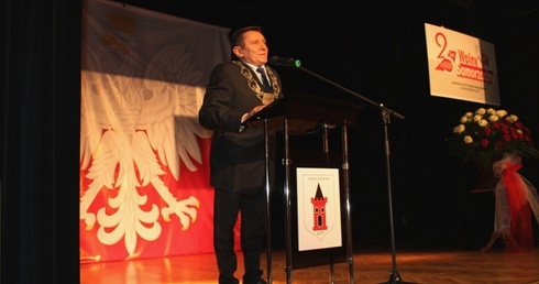 Podczas uroczystej sesji burmistrz Mszczonowa rozpoczął wystąpienie od podziękowań i przeprosin