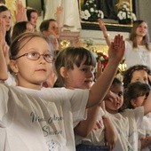 Młodzi misjonarze ze Skoczowa zapraszali do wspólnego śipewania wszystkcih parafian i gości