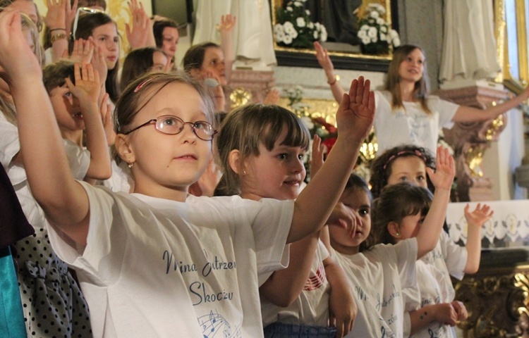 Młodzi misjonarze ze Skoczowa zapraszali do wspólnego śipewania wszystkcih parafian i gości