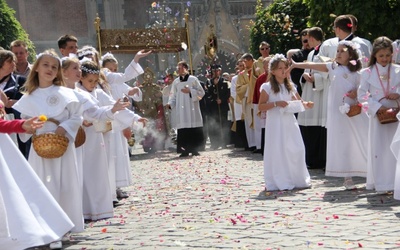 Idź na procesję, daj świadectwo i wyślij fotkę