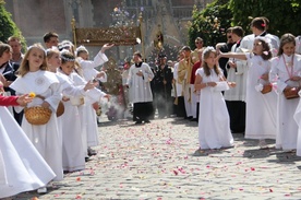 Idź na procesję, daj świadectwo i wyślij fotkę