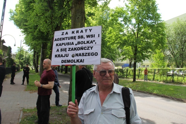 Manifestacja przed willą Lecha Wałęsy