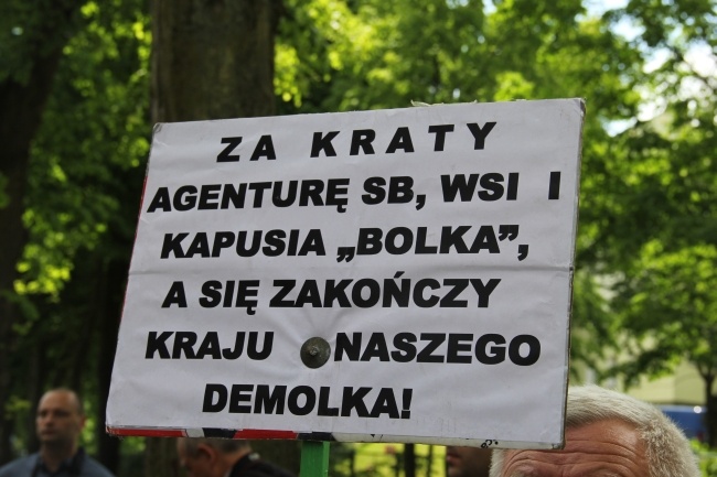 Manifestacja przed willą Lecha Wałęsy