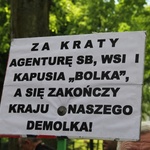 Manifestacja przed willą Lecha Wałęsy