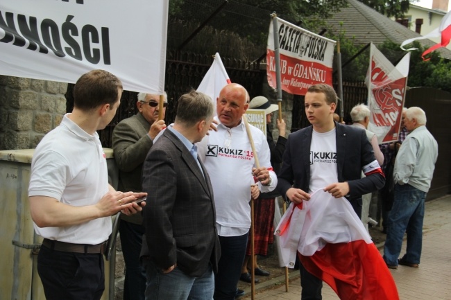 Manifestacja przed willą Lecha Wałęsy