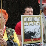 Manifestacja przed willą Lecha Wałęsy