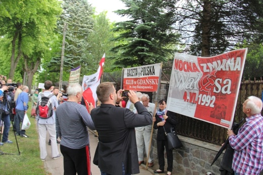 Manifestacja przed willą Lecha Wałęsy