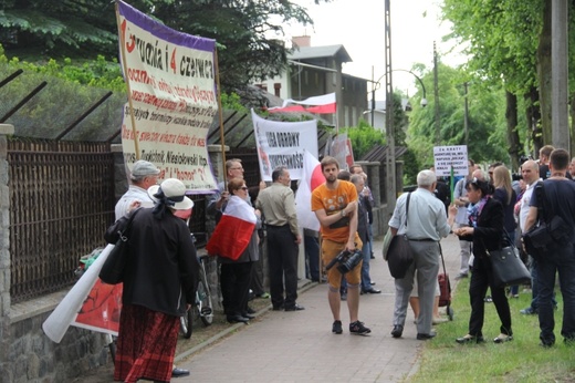 Manifestacja przed willą Lecha Wałęsy