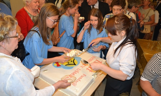 Z okazji 15-lecia przygotowano wielki tort z logo fundacji