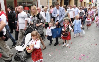 Boże Ciało w Krakowie - procesja z Wawelu na Rynek Główny - cz. 1