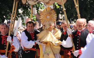 Po uroczystej Eucharystii odbyła się procesja z Najświętszym Sakramentem do czterech ołtarzy