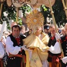 Po uroczystej Eucharystii odbyła się procesja z Najświętszym Sakramentem do czterech ołtarzy