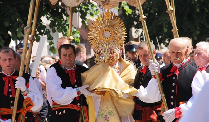 Po uroczystej Eucharystii odbyła się procesja z Najświętszym Sakramentem do czterech ołtarzy