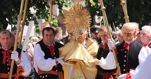 Po uroczystej Eucharystii odbyła się procesja z Najświętszym Sakramentem do czterech ołtarzy