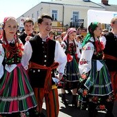 Po procesji rozśpiewana parada pasiaków dotarła na Nowy Rynek