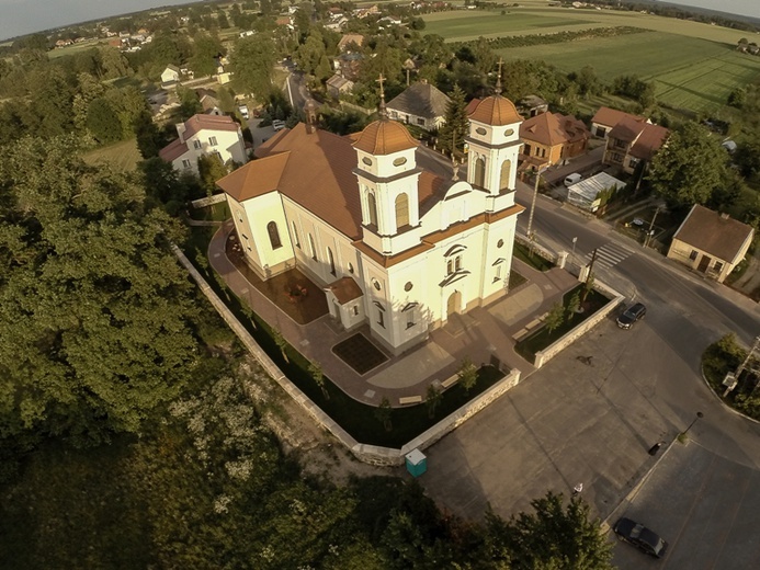 Rewitalizacja terenu wokół kościoła w Rzeczycy