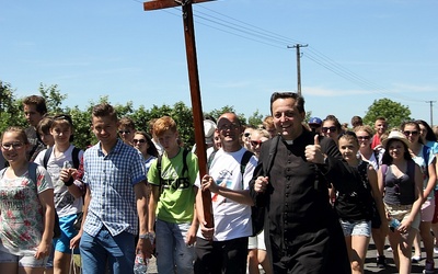Pielgrzymi z dekanatu lubocheńskiego w drodze do Szczuk. Na czele grupy ks. Marcin Borządek