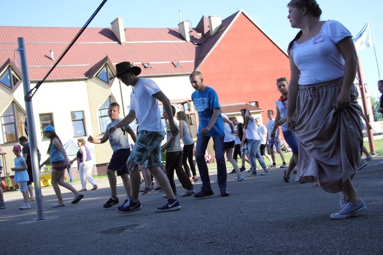 Taneczna zabawa u salezjanów