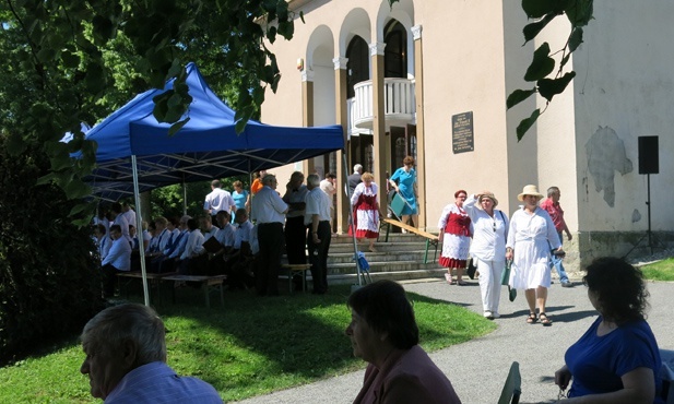 Kaplicówka: gromadzą się wierni