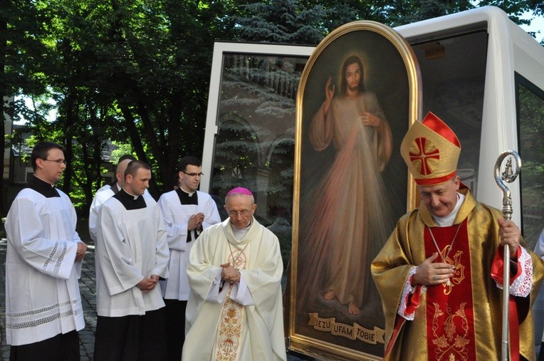 Po powitaniu na dziedzińcu domu biskupów tarnowskich